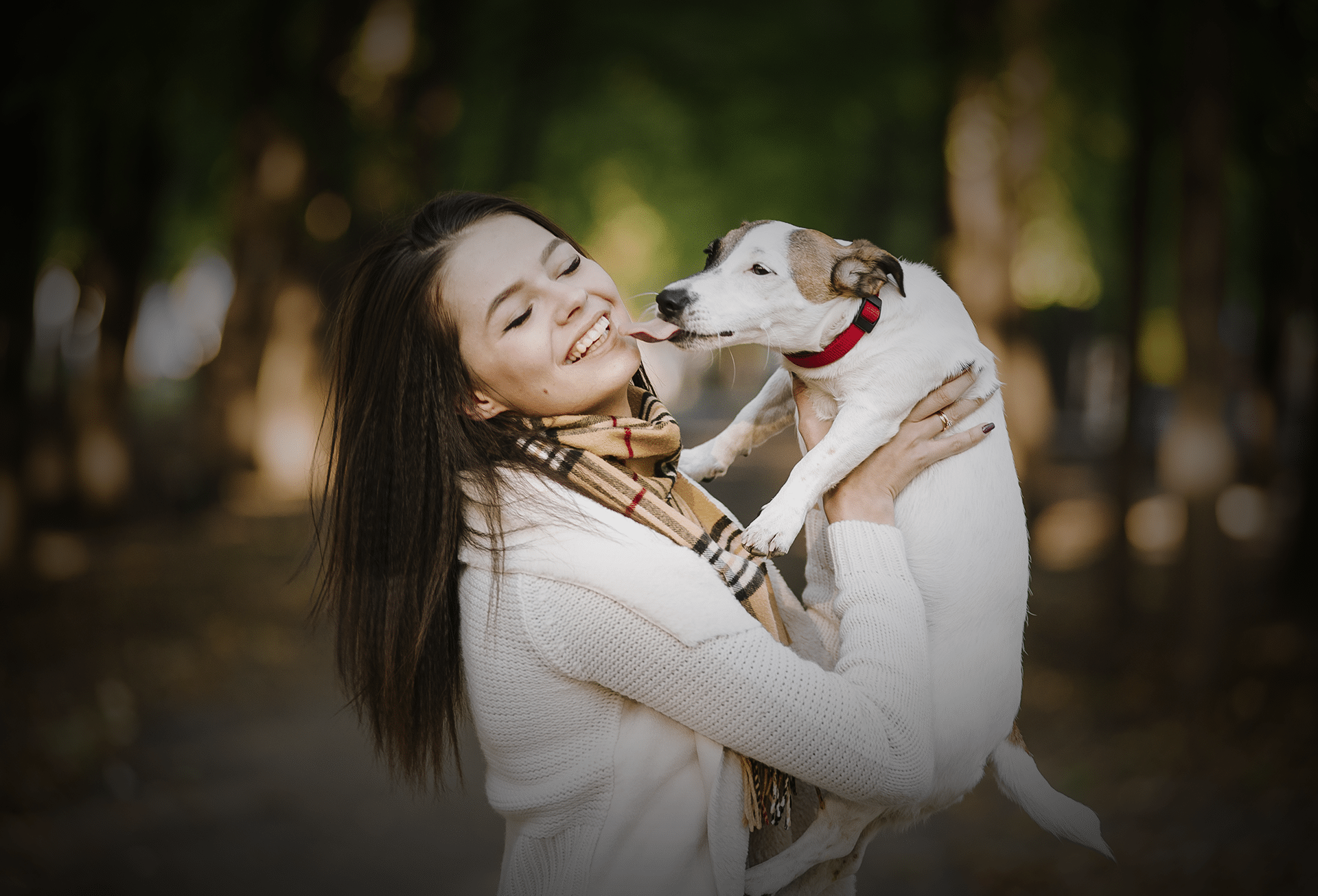 mujer sosteniendo perro