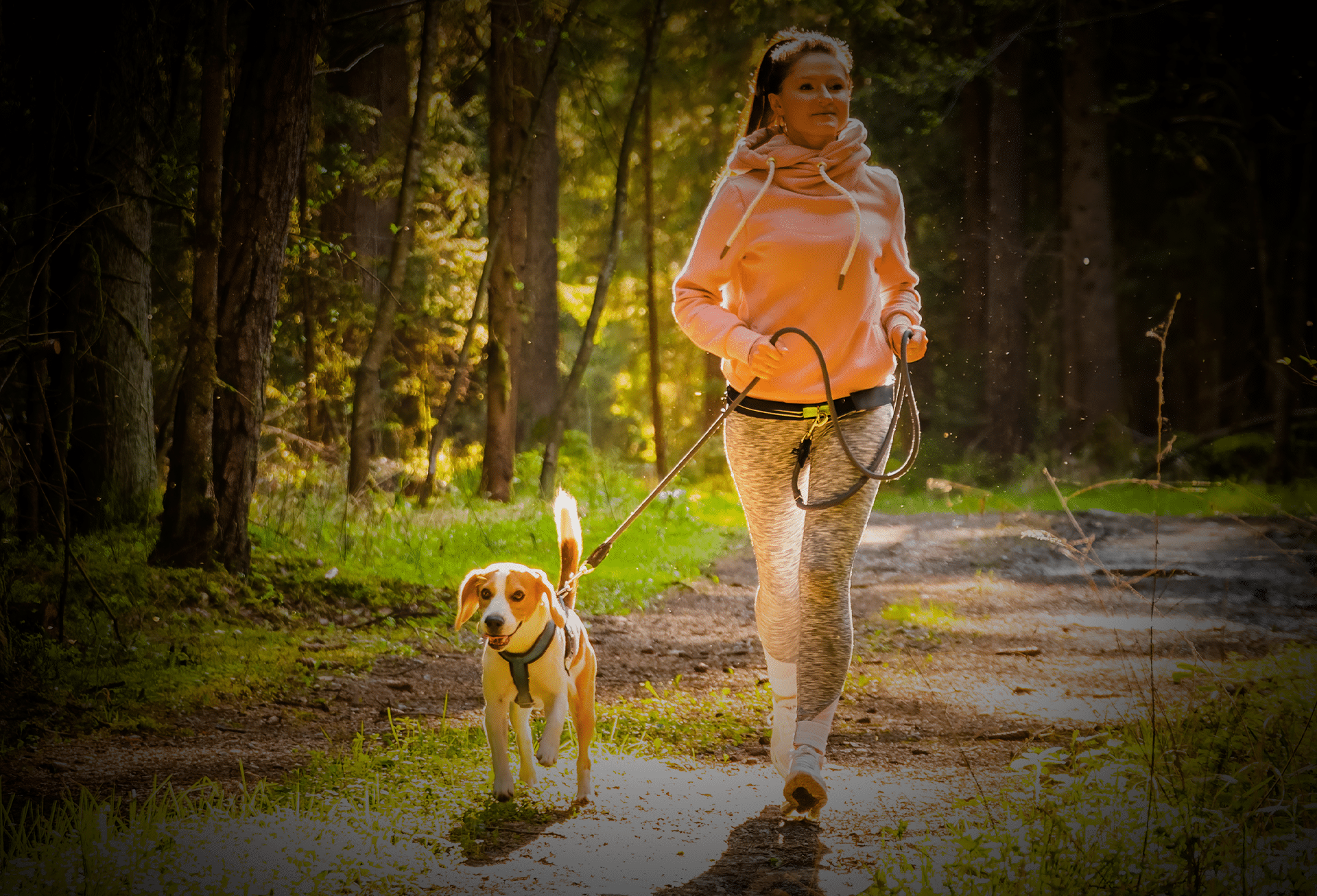 mujer paseando a su perrito